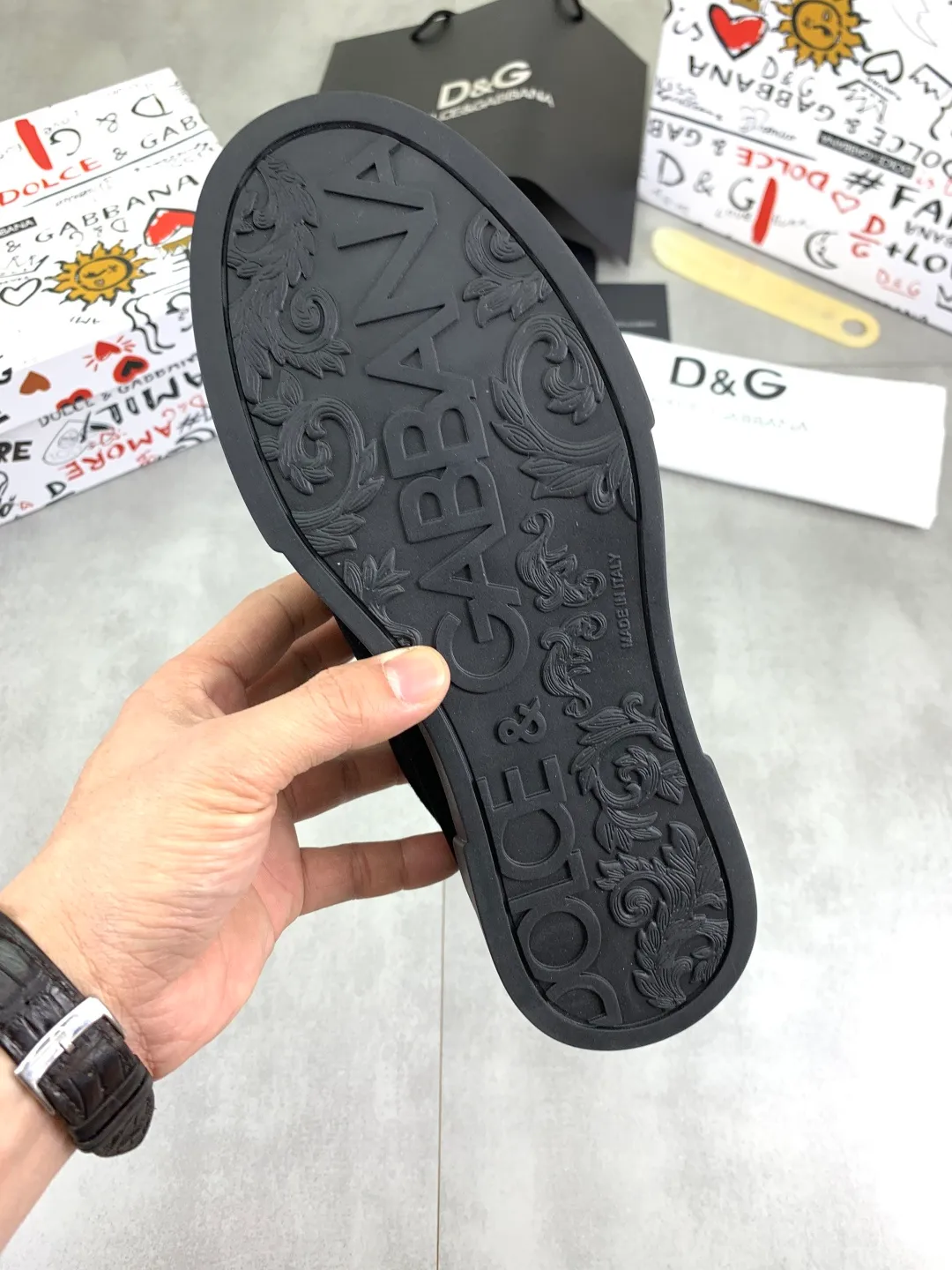 Men's shoes 💰P520💰 [New model] The latest hot model, top original quality, the official website is synchronized with "DOLCE&GABBANA [Dolce & Gabbana] ~ High Quality." Effect Low-top casual DG men's shoes, loved by many celebrities, using high-end imported first-layer frosted calfskin with punched logo design + cowhide feet, simple and elegant, perfectly interpreting the latest inspiration for shoes, integrating classics and fashion. Luxurious dream, dominating fashion Suitable for drivers, light and comfortable to drive, light and breathable for outdoor travel, high-end quality, trustworthy, 4️⃣colors🉑️ to choose from! Code number: 38-46
